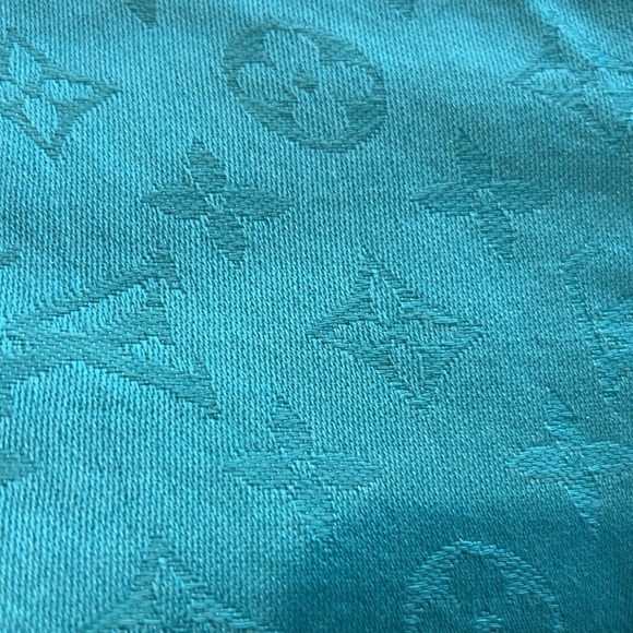 Louis Vuitton Chale Monogram Scarf. 140 x 140cm Fabric: 60% silk, 40% wool - Picture 5 of 8
